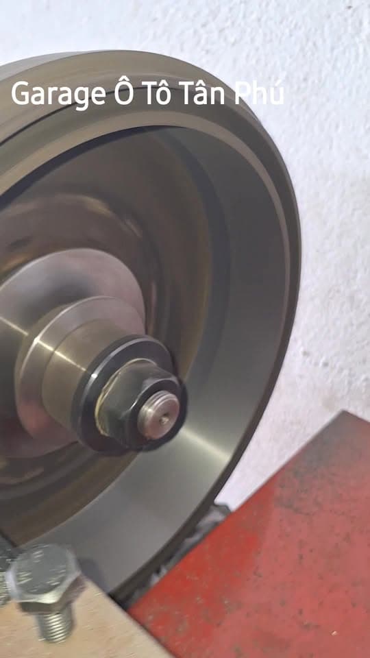 Vớt đĩa thắng tại Garage Ô Tô Tân Phú.