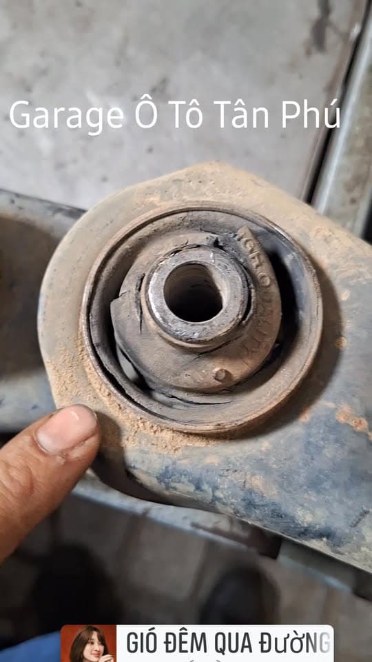 Chia sẻ ép cao su càng A . Xe mitshunishi Xapandor .